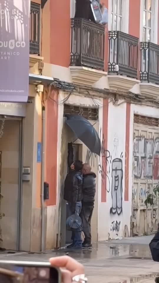 În Spania; au ocupat casa