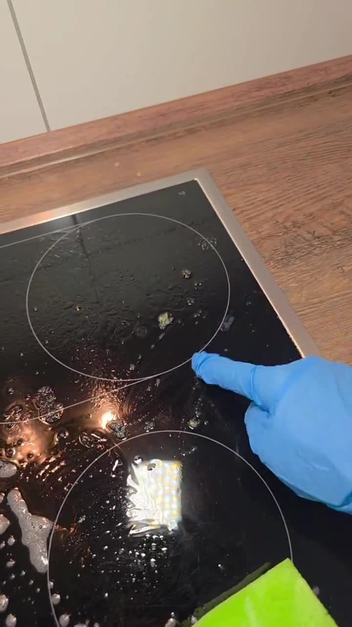 Gata cu grăsimea arsă! 🧽✨ Vezi cum se curăță plita instant cu BrilGrill. Gospodine, acesta e noul tău aliat pentru o bucătărie strălucitoare! 🍳🔥