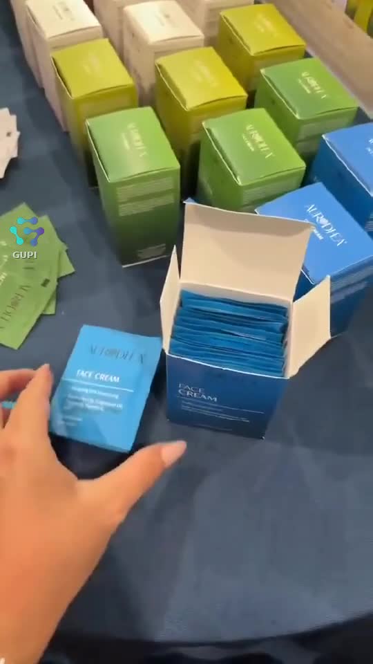 Răsfăț într-o cutie! 20 de mostre premium pentru tenul tău: melc, lapte de măgăriță, argan, neem, aloe, colagen și acid hialuronic. Frumusețe 💌