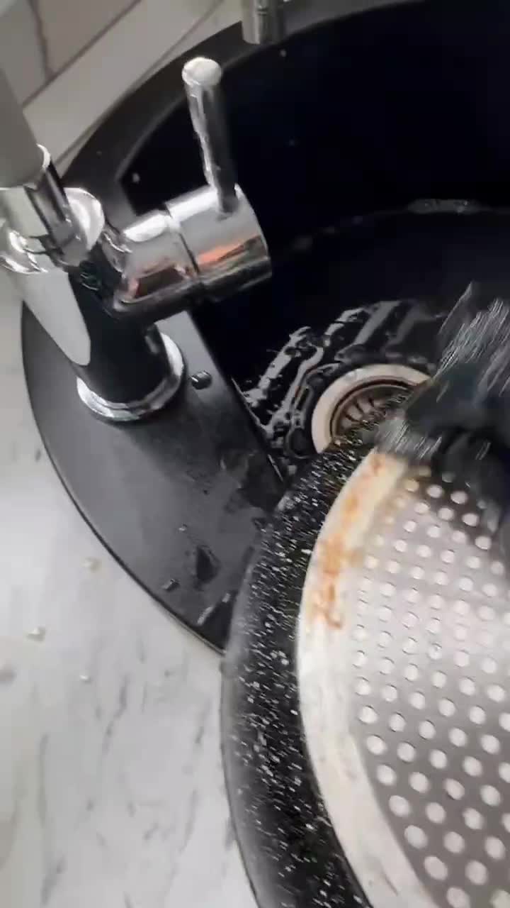 ✨ Gata cu frecatul! 🧽 Brilgrill curăță instant grăsimea arsă de pe oale, tigăi, aragaz, cuptor, tăvi și airfryer. O bucătărie ca nouă! 🍳🔥 Comandă acum
