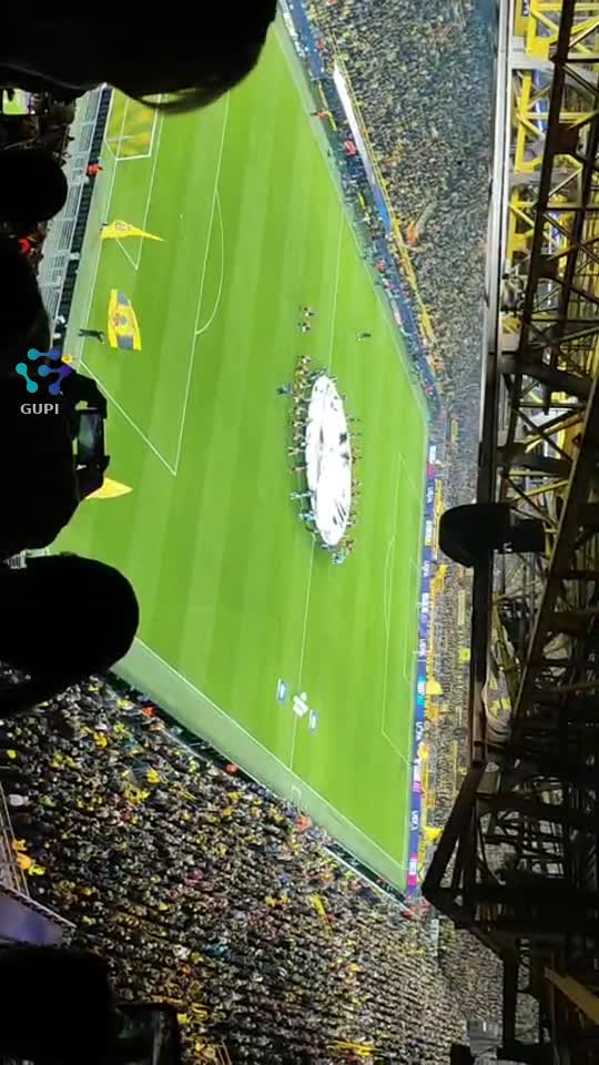 |||{"overlays":[{"text":"BVB DORTMUND","x":0.18537055121527782,"y":0.11514902878748544,"fontSize":27.77311468205643,"color":4294967295,"isEmoji":false}]}