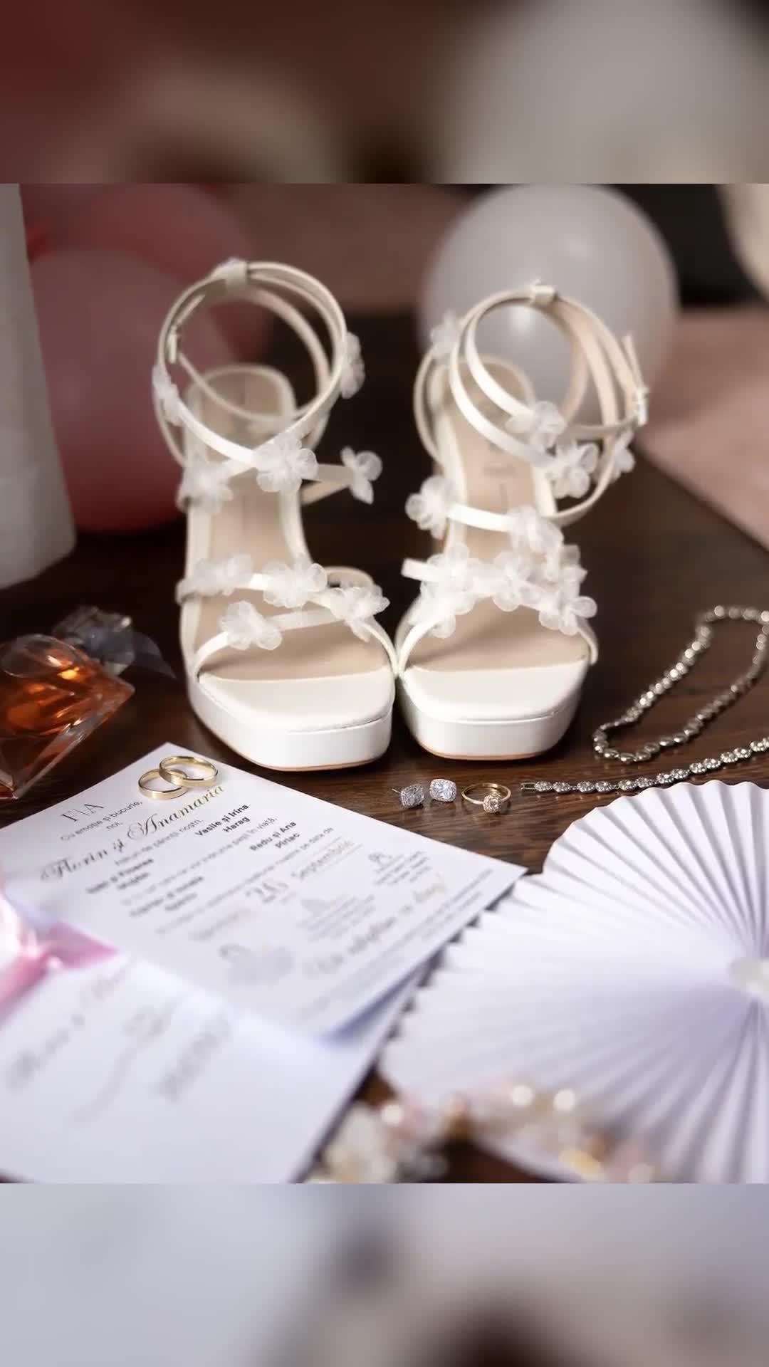 Incuratie de nuntă+plic personalizat. 
Atât invitația, cat și plicul sunt tipărite pe carton de 250g/m
preț: 3,3 lei|||{"overlays":[{"text":"Preț invitație+plic: 3,3 lei","x":0.1016115351993215,"y":0.17938718662952644,"fontSize":26.0,"color":4294967295,"isEmoji":false}]}