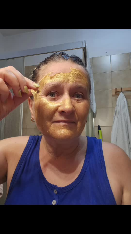 crema cu particule de aur
îndepărtează puful,celulele moarte,impuritatile,hidratează tenul.
contine apa de rozmarin,aloe Vera,vit.E,acid ialuronic.