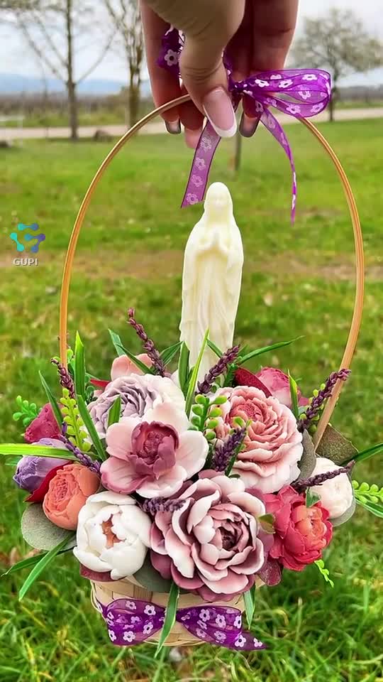 Surprinde cu un cadou unic! 🧺 Flori de săpun delicate și parfumate pentru un Paște de neuitat. 🌸