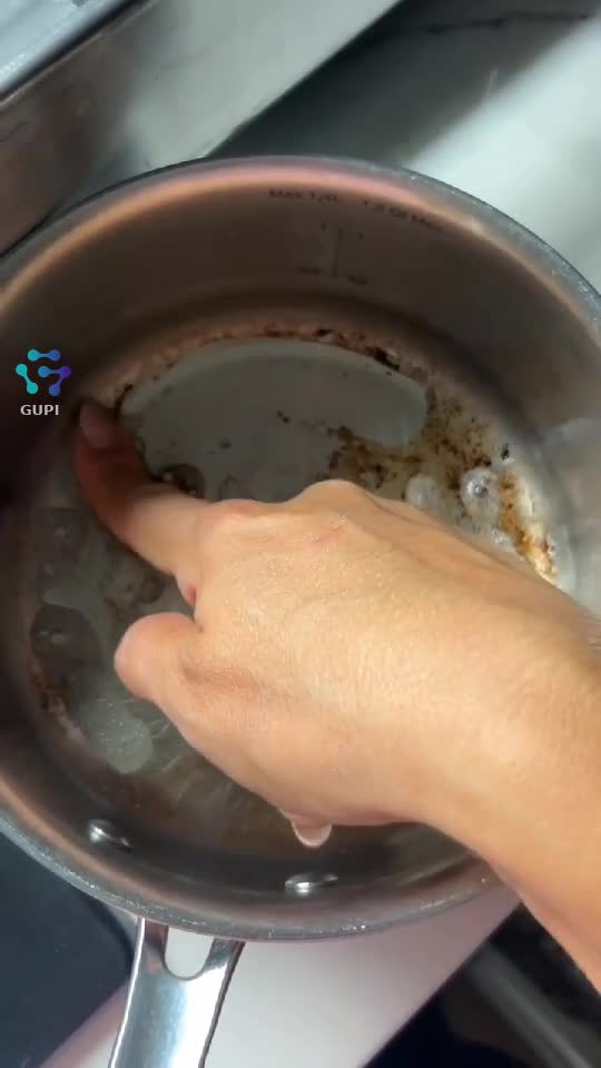 Gata cu frecatul ore în șir! ⏱️ Încearcă Brilgrease de la Brilhome/Chogan și vezi cum grăsimea dispare ca prin minune. O singură pulverizare