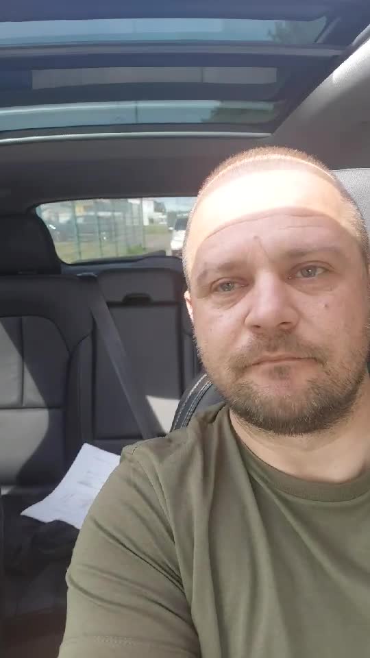 interior  XC4.
Scuzați barba.