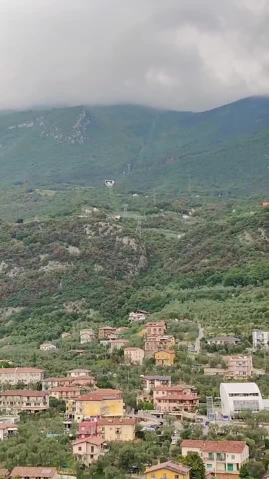 Castelul Medieval Din Malcesine🏰🇮🇹          ții    ălătorii