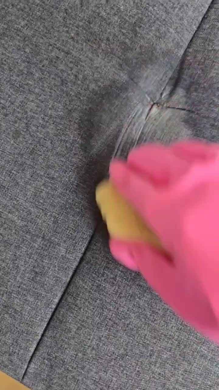 O canapea plină de pete... să vedem ce iese! Curăț profunde, fără filtre, doar rezultate reale. Tu ai încerca-o? Comentează sau scrie-mi! 🛋️✨