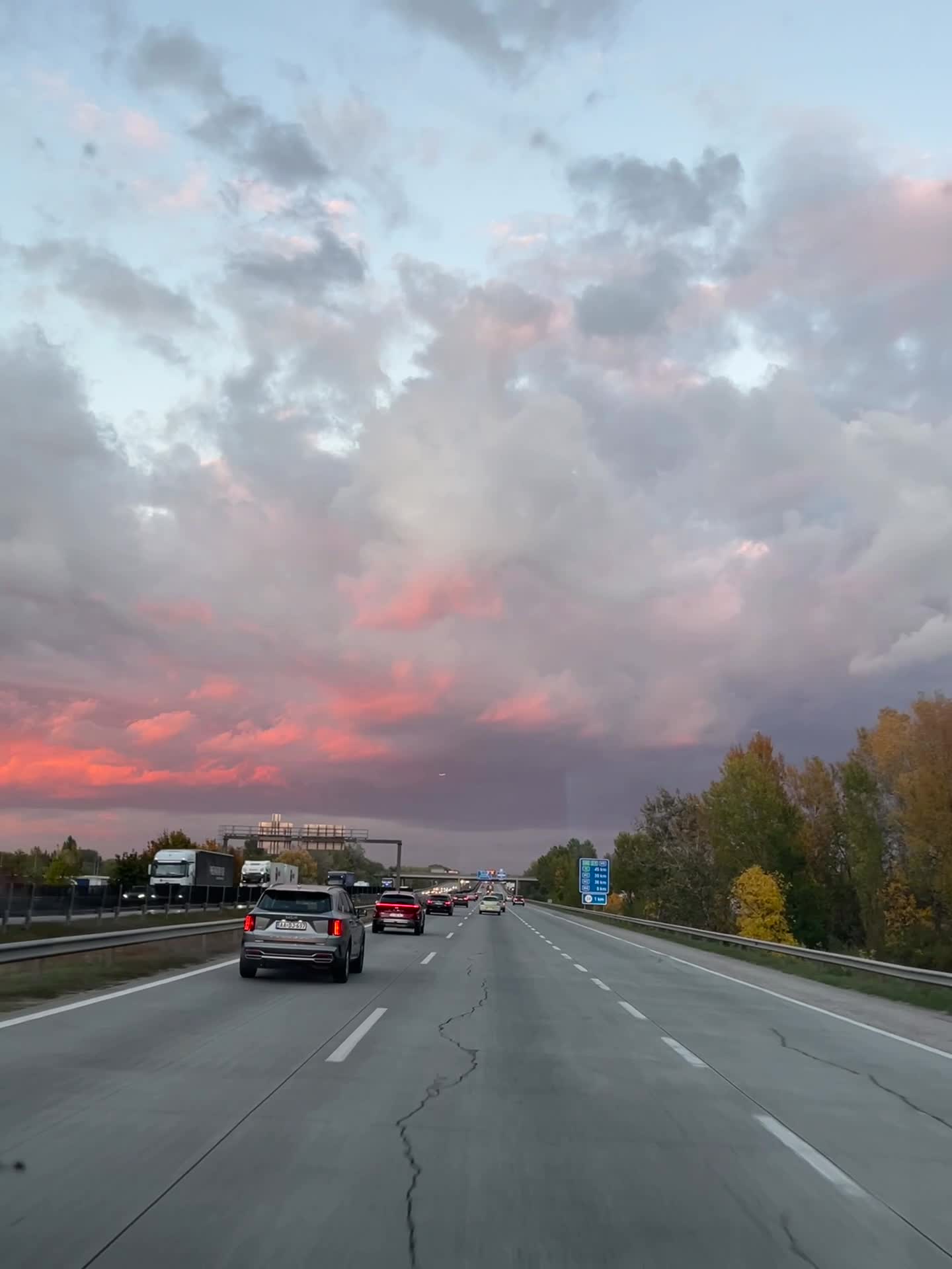 Tine-i aproape pe cei care îți aduc liniște în suflet.
Ei sunt comoara cea mai rară.