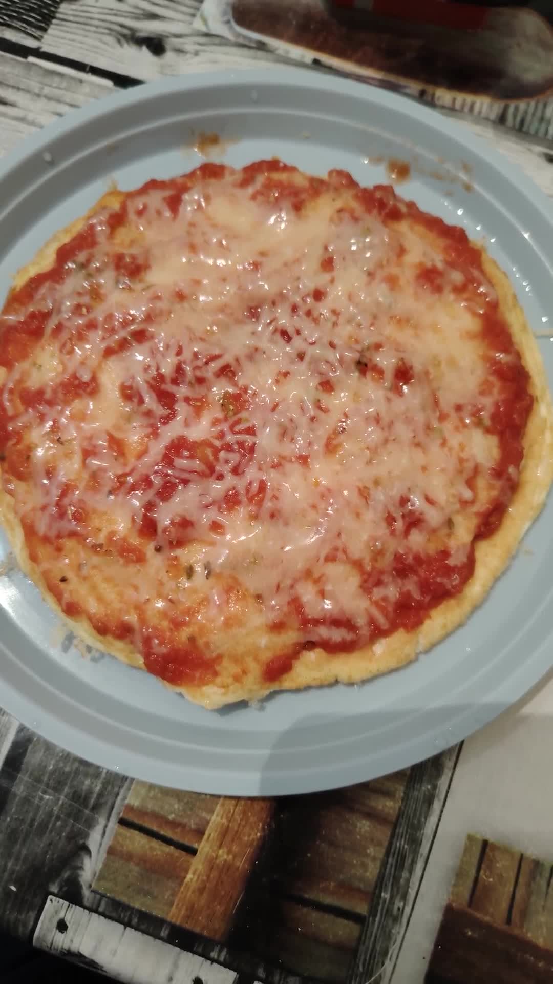 Cea mai bună pizza 😋😋😋 |||{"overlays":[{"text":"Ce avem noi aici 😋","x":0.06994791666666664,"y":0.7278194633924512,"fontSize":28.406827386050452,"color":4294901760,"isEmoji":false}]}