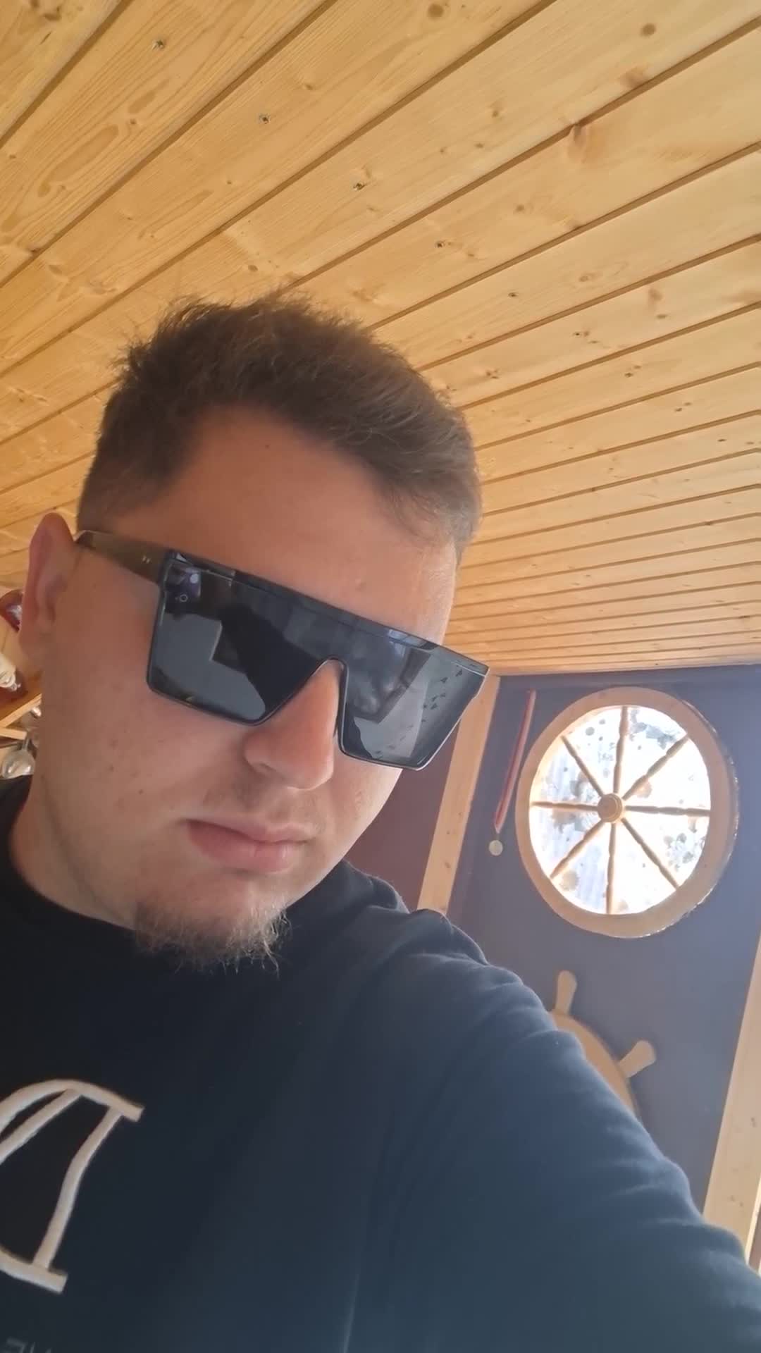 Prototipul Din Argeș|||{"overlays":[{"text":"Băiatu' Prototip","x":0.4009259259259258,"y":0.6521137586471943,"fontSize":26.0,"color":4294901760,"isEmoji":false}]}