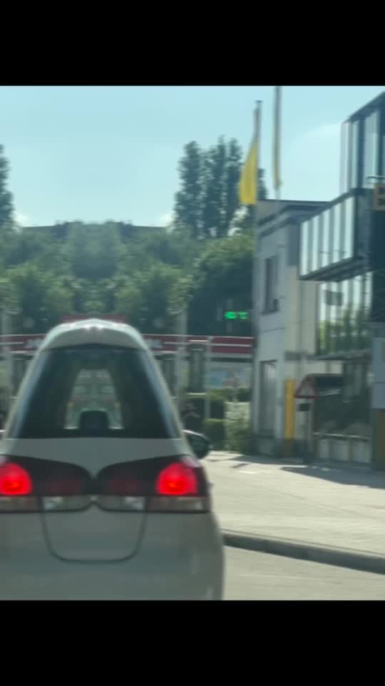 Azi, în Gent, termometrul stradal arăta 43°C! 😳🔥
Ori s-a stricat aparatul, ori ne topim de-a binelea!
Vara asta chiar nu glumește… 🥵😳😱