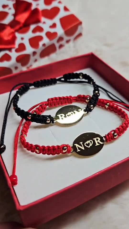 Set de 2 brățări personalizate cu inițiale la alegere    
Comenzi pe WApp 0737.619.711 sau pe site-ul brataripentrucupluri.ro