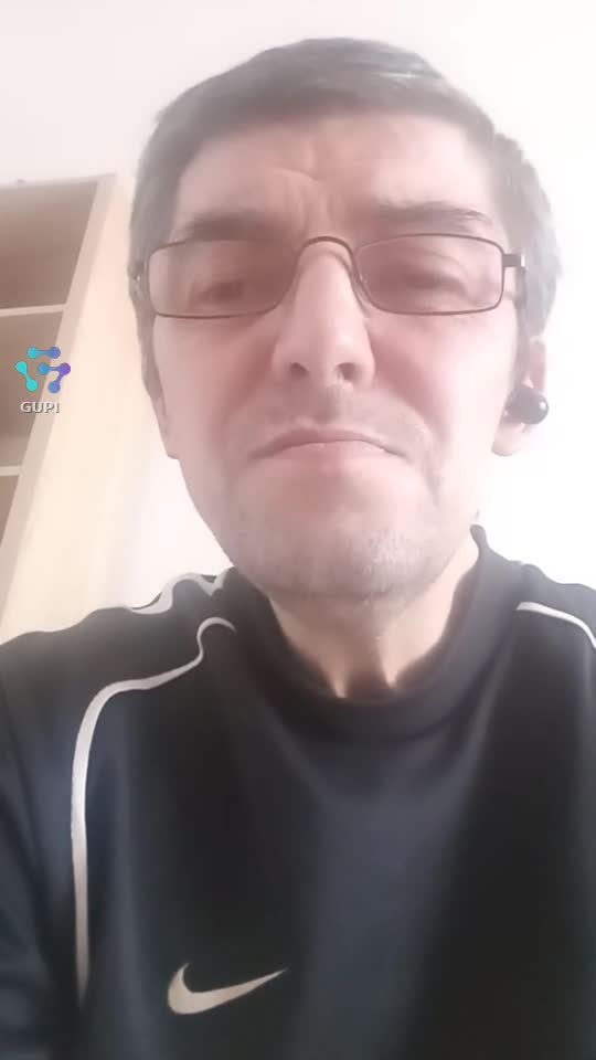 Când apare soarele ies pe plajă fetele