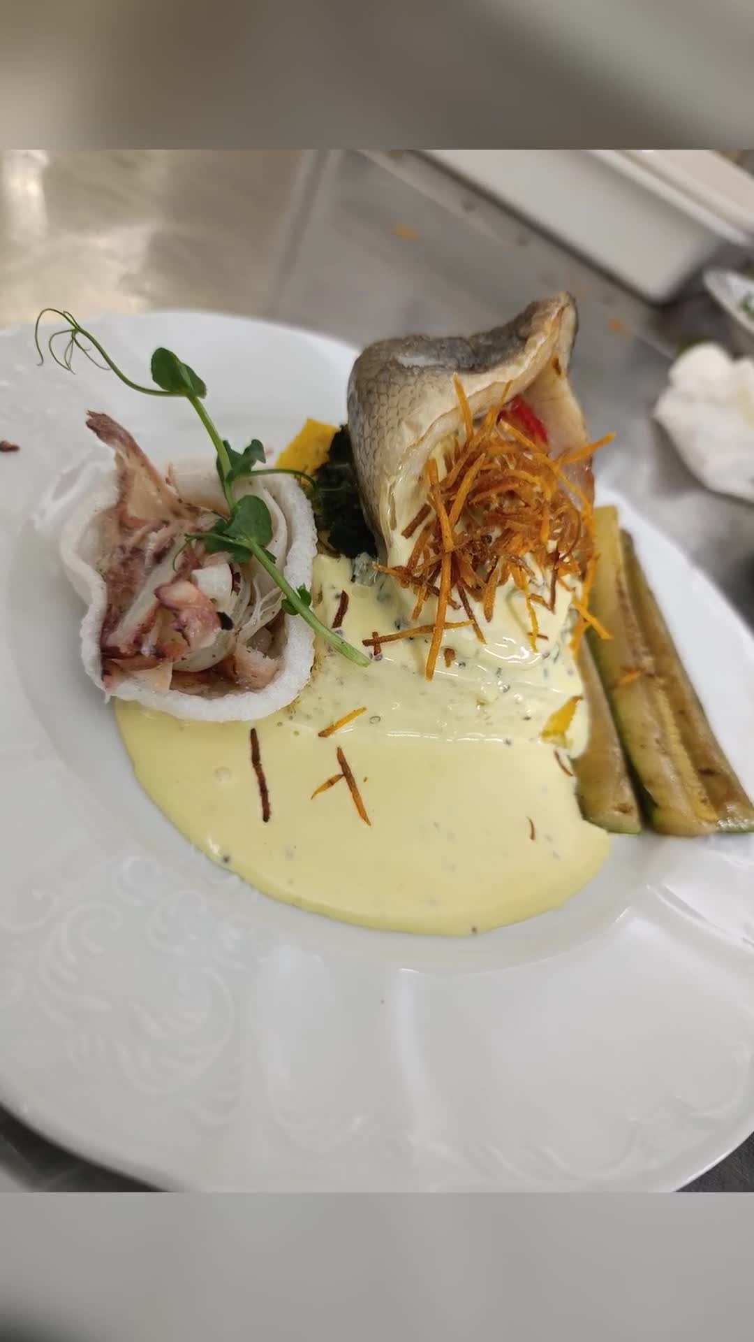 Biban umplut cu legume , tartar de caracatița , sos de 🍋