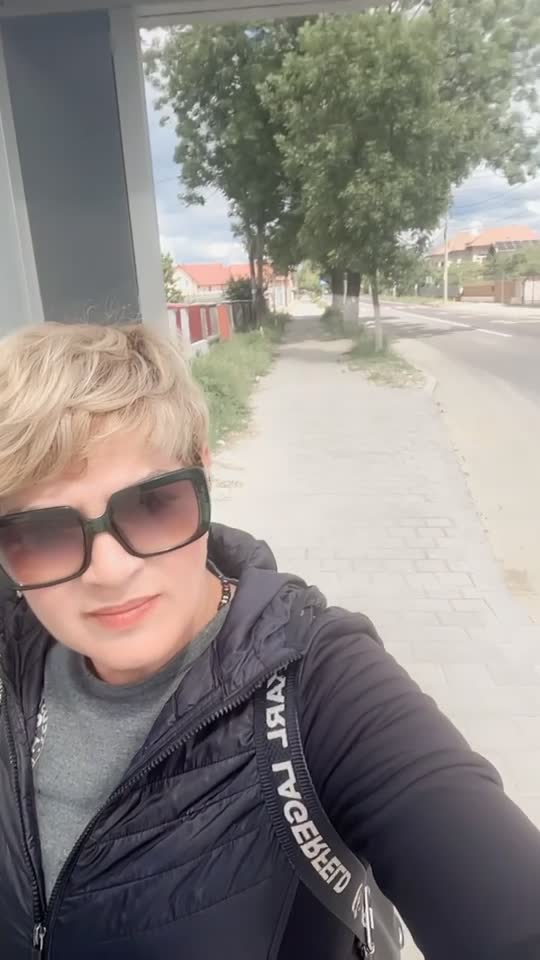 Așteptând autobuzul 😛😛