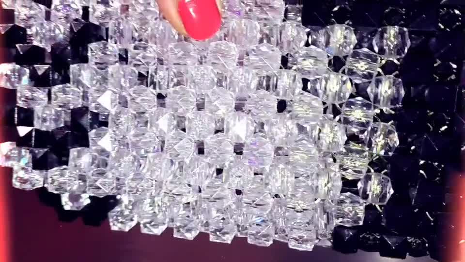 din mărgele de acril 
Plic acril,de culoare neagră și transparentă este un accesoriu elegant, rafinat și sofisticat, perfect pentru ocazii speci