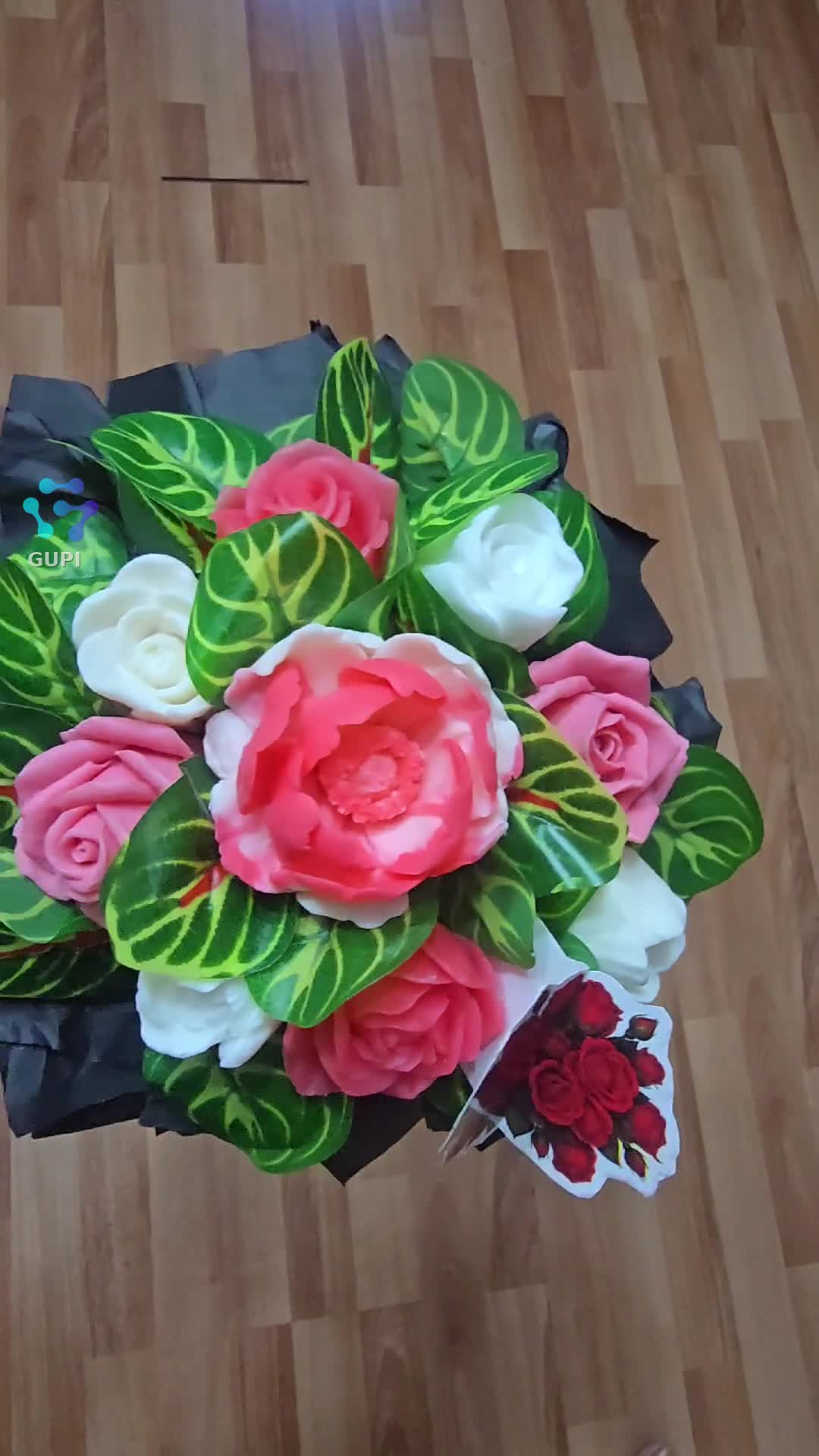 Aranjament realizat din flori de sapun parfumat.Ideal pt a fi oferit cadou mamei,iubitei,prietenei