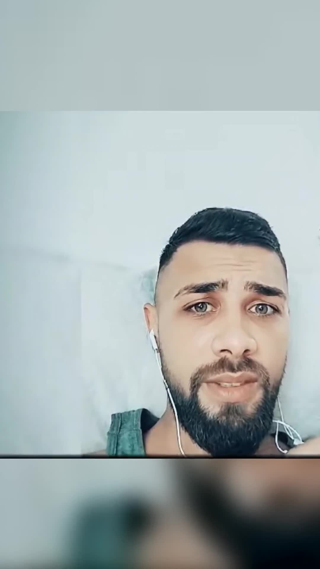 Pe patul de sub noi