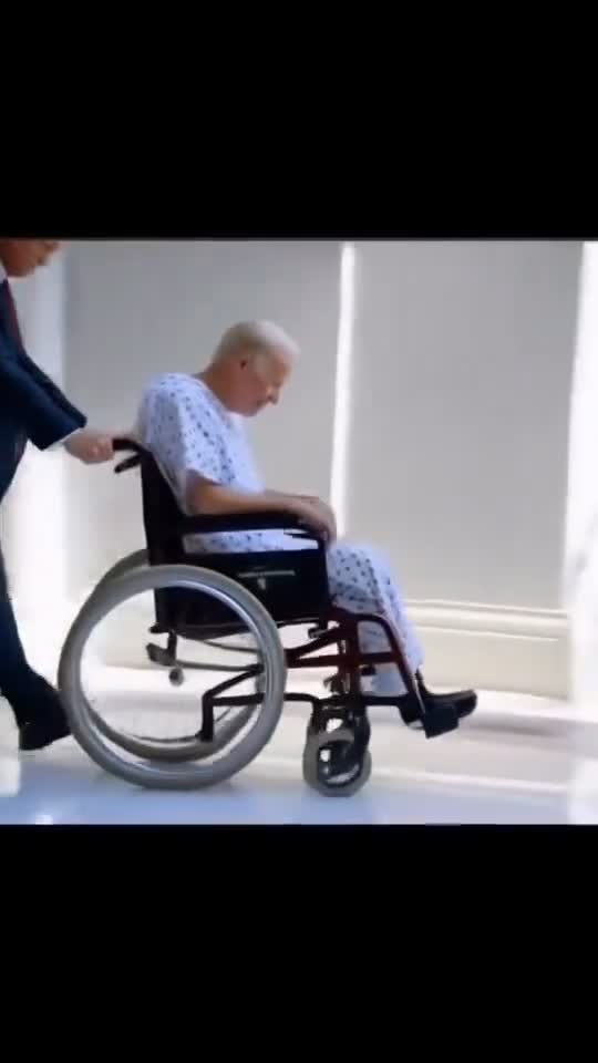 Donald Trump al aruncă la gunoi pe Baiden cel expirat ! 🤣🤣🤣🇺🇸🇺🇸🇺🇸