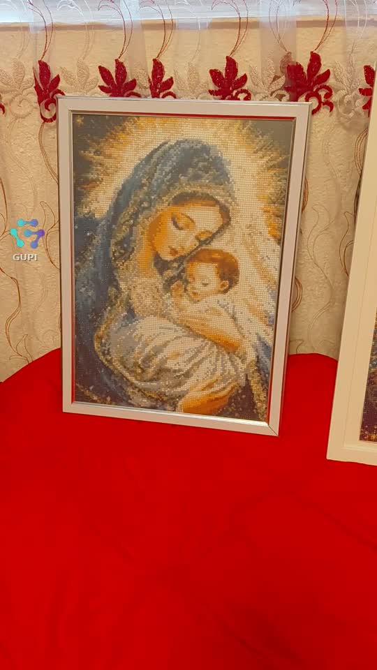 Vând tablouri diamon.|||{"overlays":[{"text":"Tablou Diamond Painting – Sfânta Familie, 40×50 cm, înrămat, realizat manual cu atenție la detalii. Ideal pentru decor sau cadou. Preț: 300 lei negociabil.”","x":0.08703703703703702,"y":0.48784925276153346,"fontSize":26.0,"color":4294967295,"isEmoji":false}]}