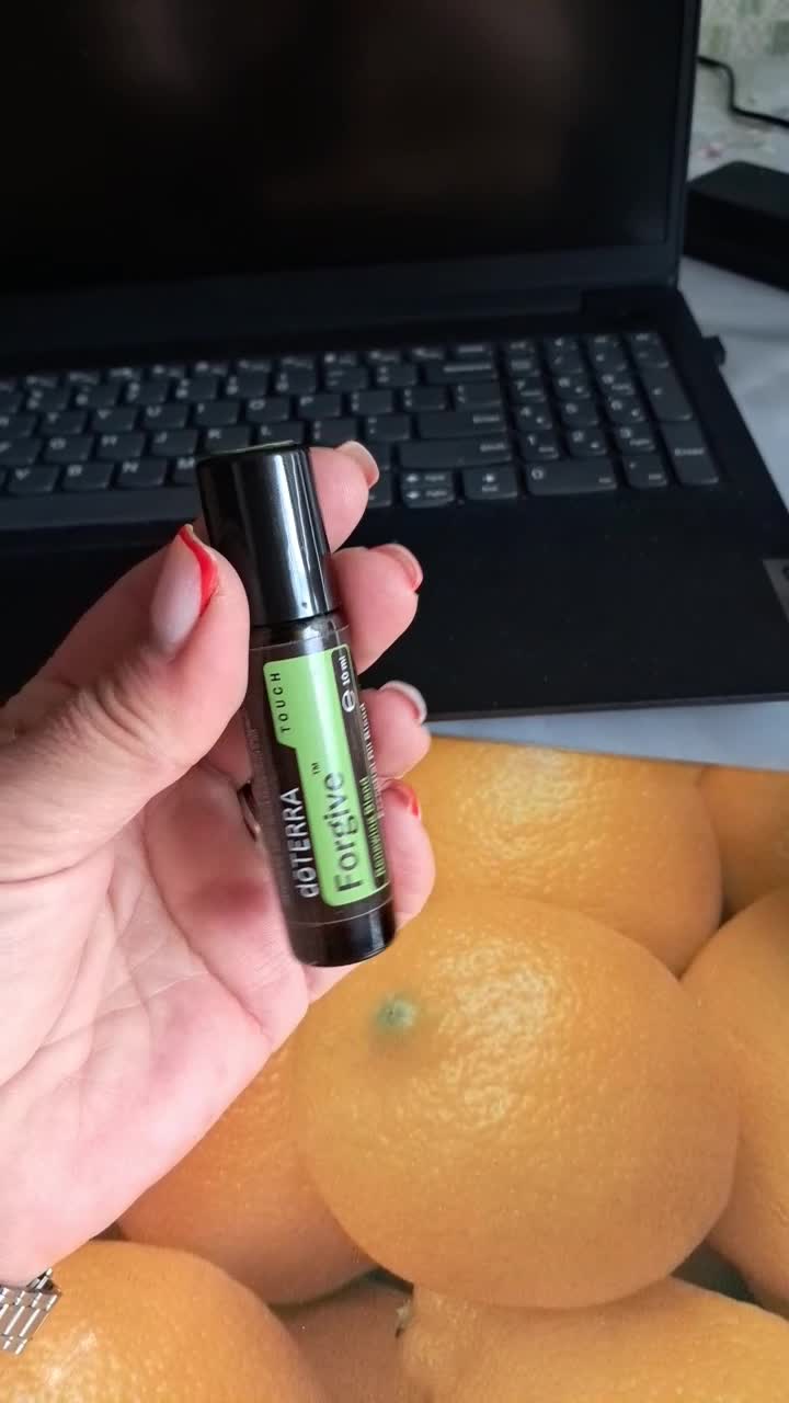 Redescoperă liniștea interioară cu doTERRA Forgive®, blendul esențial creat pentru iertare și eliberare emoțională. Cu note lemnoase și erbacee..