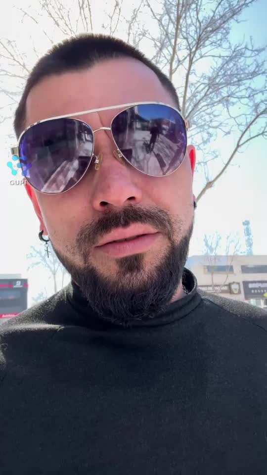 👩‍🦰 „De ce nu-mi mai scrii?”
🧔 „Păi… te-ai măritat…”
👩‍🦰 „M-am măritat, nu am murit, prostule!