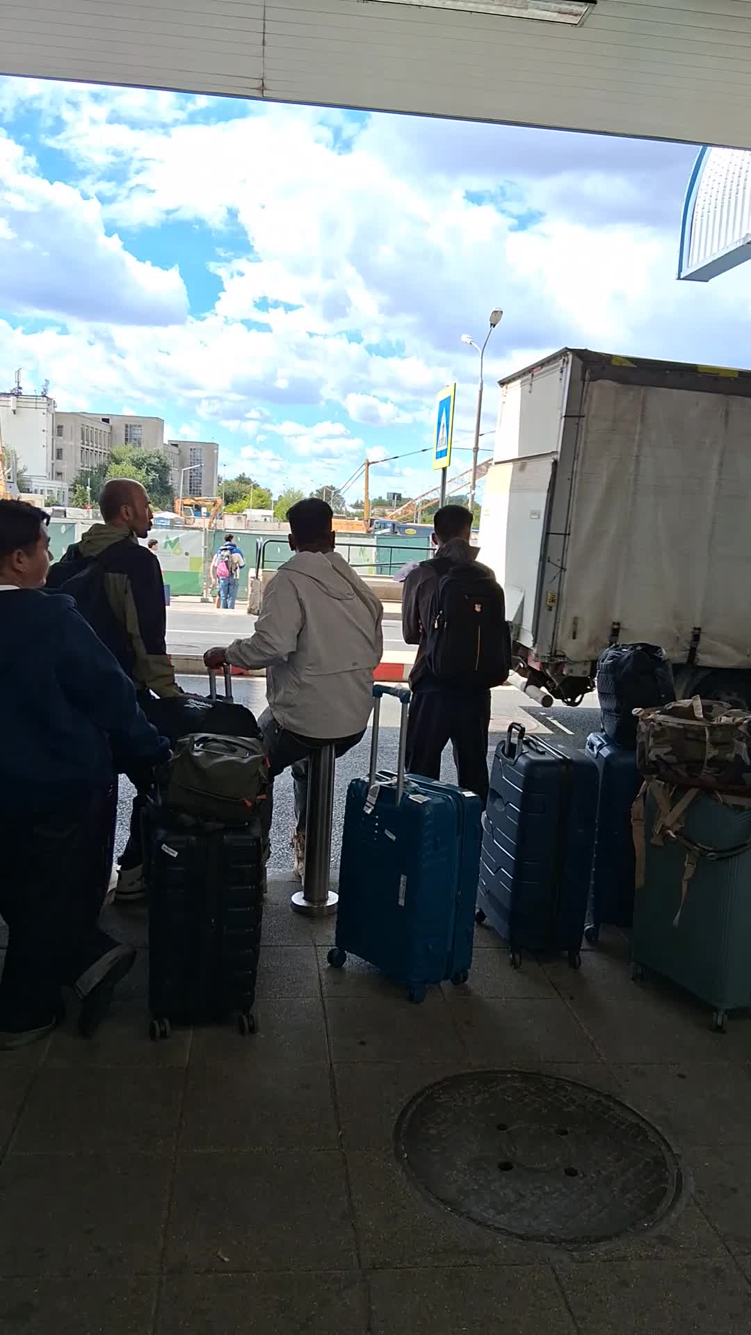 |||{"overlays":[{"text":"aeroport  bucuresti","x":0.12777777777777777,"y":0.8141910331384015,"fontSize":26.0,"color":4294967295,"isEmoji":false}]}