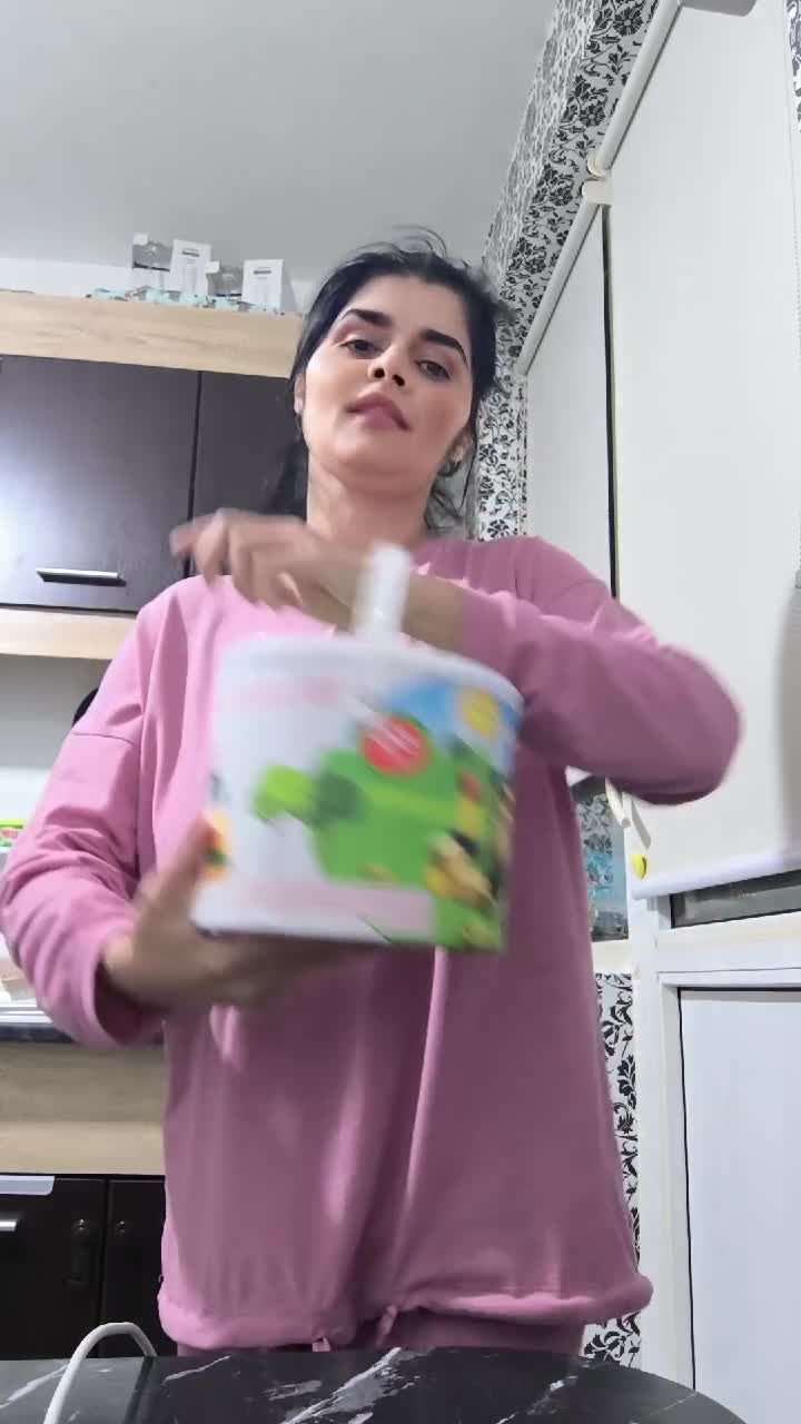 Aceasta "gentuță" din mana mea,ediție limitată costa doar 80.00euro,care o dorește vă dau contul și o trimit in Februarie dar nu vă zic anul🤣🤣🤣🤣🤣🤣🤣