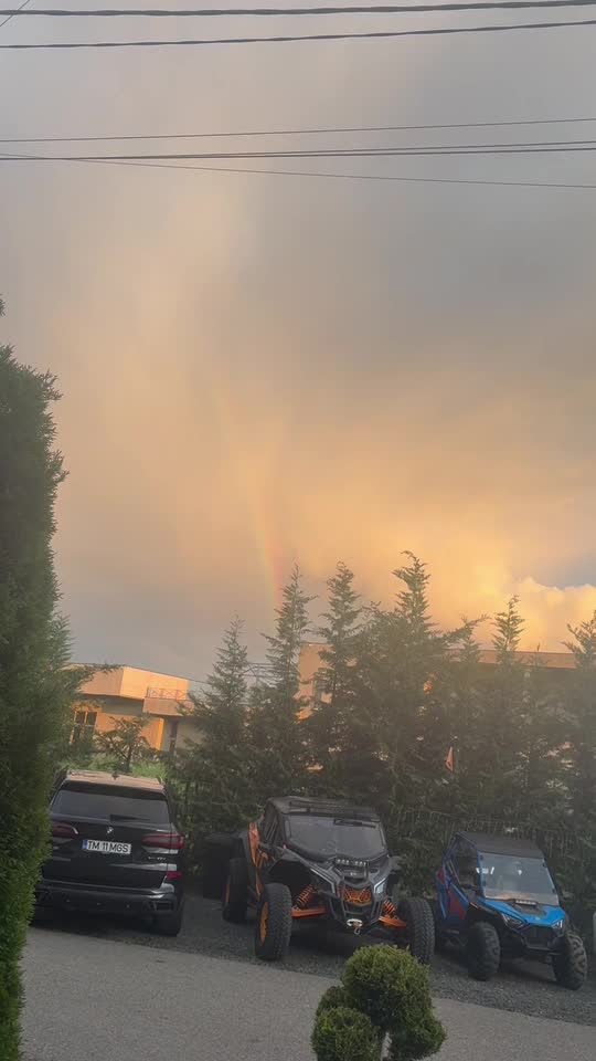 Curcubeu printre nori