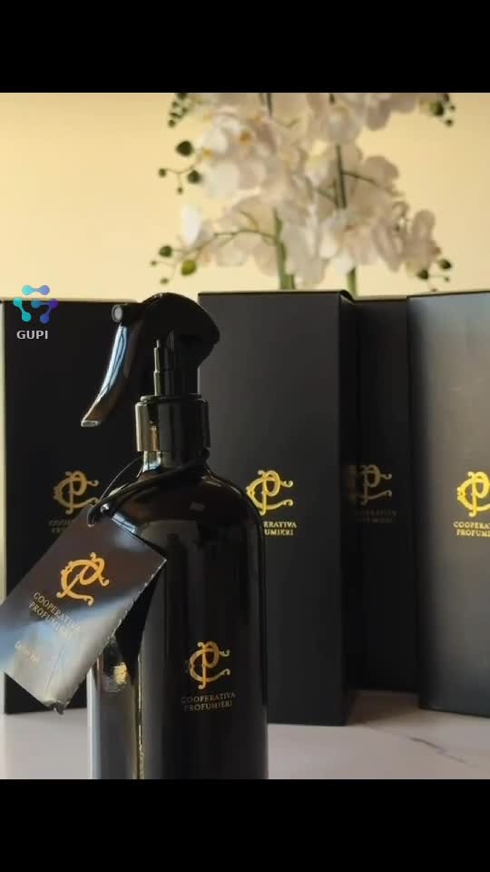 Casa curată dă ordine, dar noul spray de cameră aduce magia! Oferă o stare instantă de liniște și confort după o zi lungă. Meriți o casă parfumată! 🏡🤍