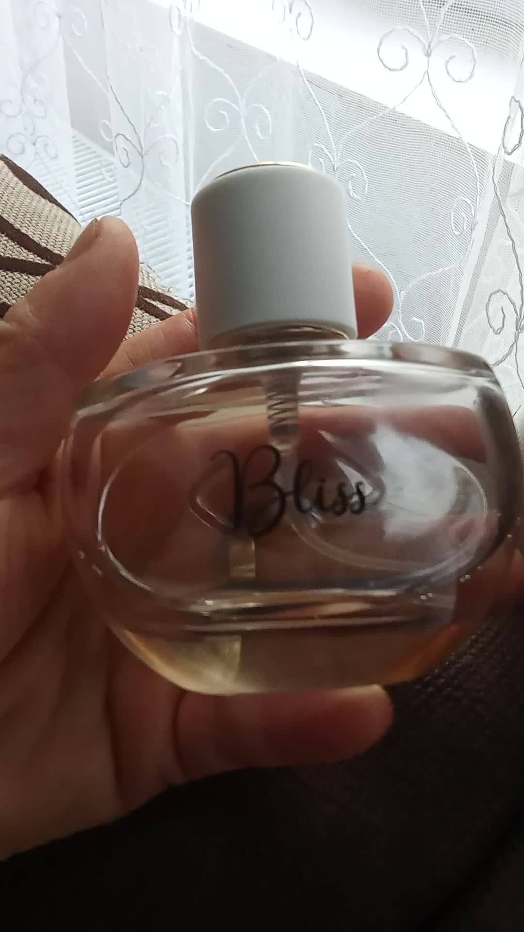 „😍 Fetelor am găsit acel parfum care miroase de la 10 M și persistă 12 ore 😱”    |||{"overlays":[{"text":"„😍 Fetelor am găsit acel parfum care miroase de la 10 M și persistă 12 ore 😱”","x":0.06805555555555555,"y":0.7389955686853766,"fontSize":26.0,"color":4294961979,"isEmoji":false}]}