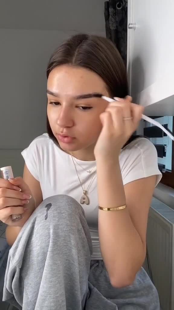 va rog spune-mi ca nu sunt singura care îi ia 3 ore pt un makeup!