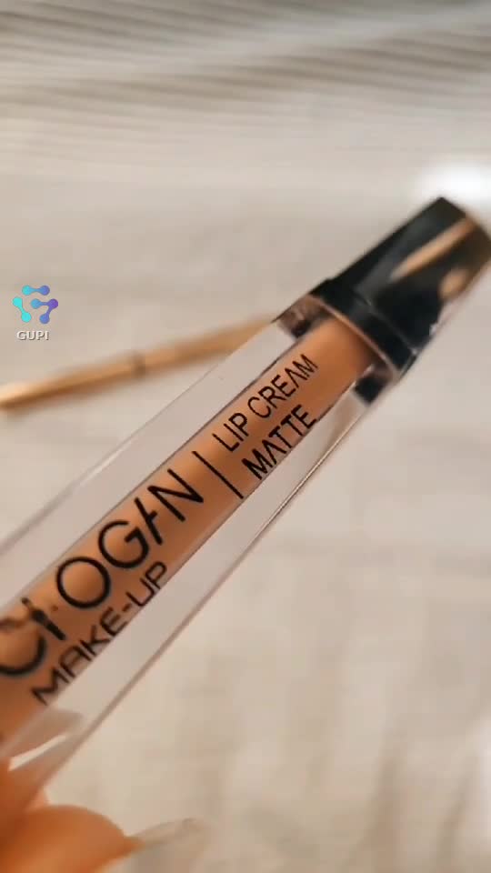 Secretul meu pentru o zi reușită? Creionul Moni Amori și rujul rezistent. Mă simt încrezătoare, naturală și mereu pregătită, indiferent de program! ✨💄