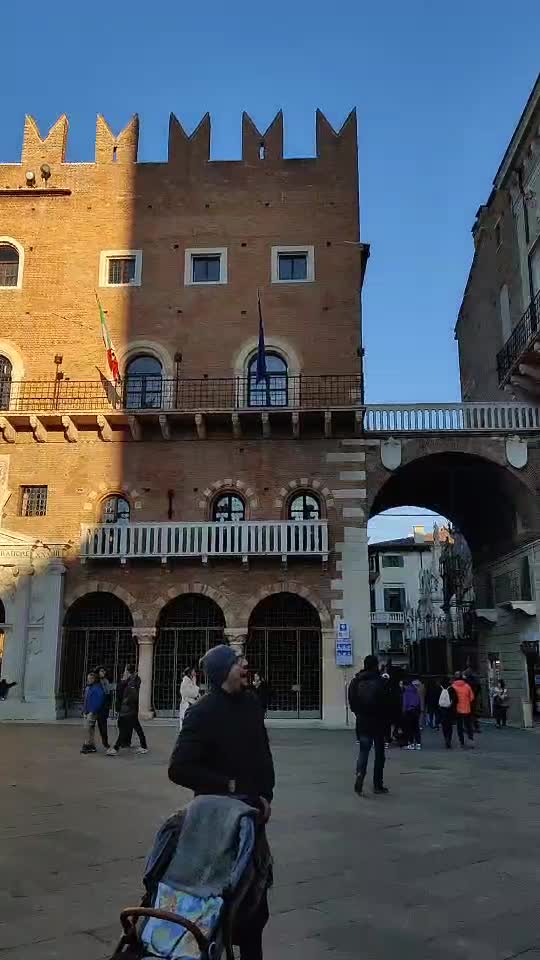 VERONA🇮🇹Piazza Dei Signori🎷          ții