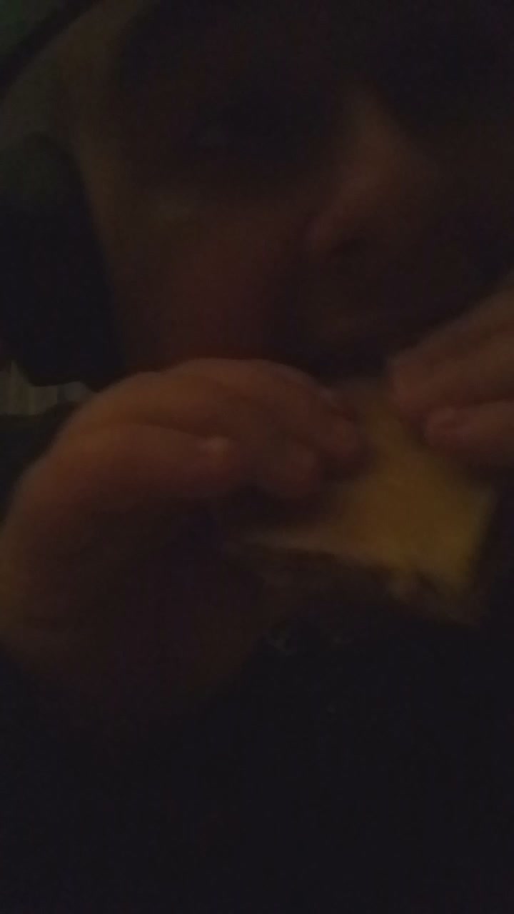 am terminat micul dejun acum mananc un dulce facut in casa