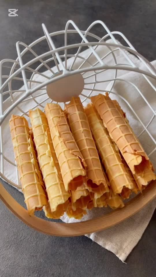 Rețetă simplă pentru wafele perfecte! 🍽️✨ Ai nevoie de:

• 5 ouă
• 200 g zahăr
• 200 g unt
*200 g făină 
• Un praf de sare