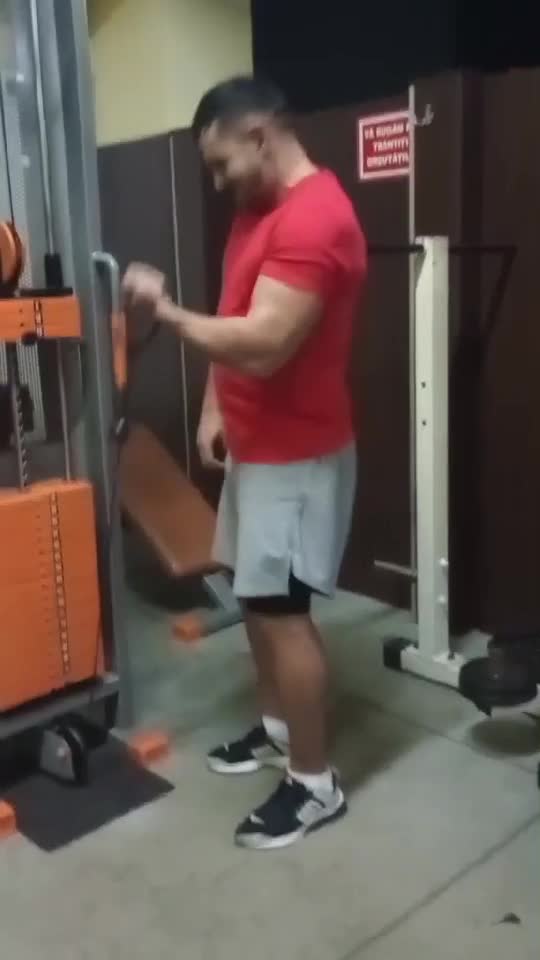 ai nevoie de ajutor ?? vrei masa musculara dau vrei să slăbești ?? lasă un mesaj iar eu incerc sa te ajut 😉😉no pain no gain