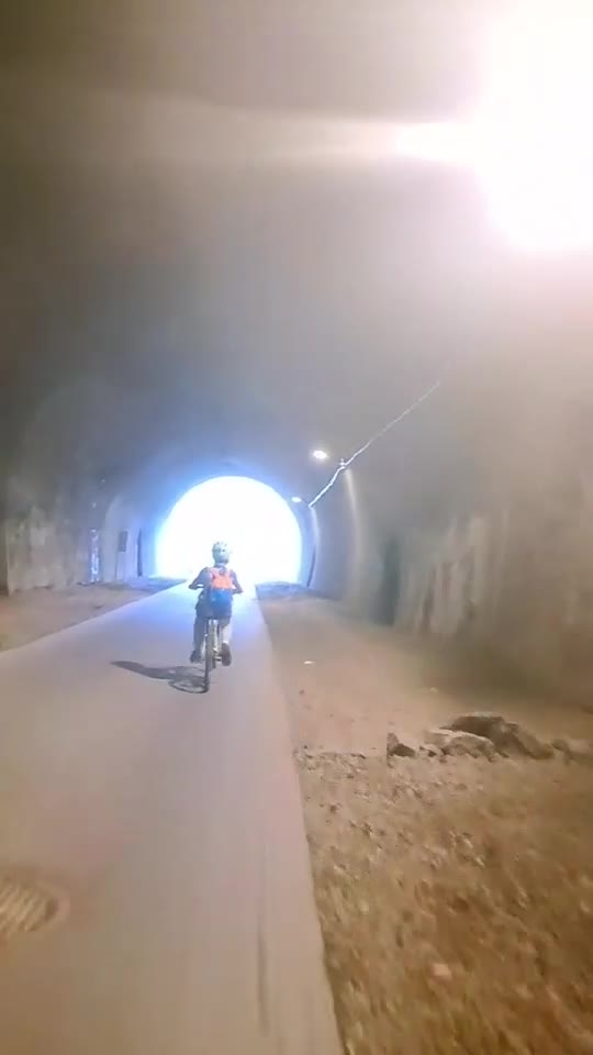La o tura prin tunel!