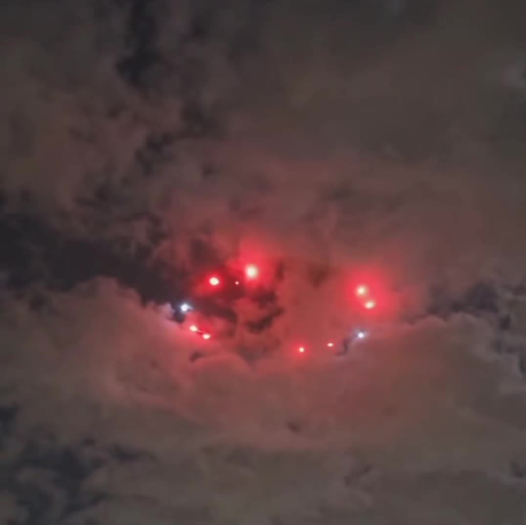 Când vrei să vii liniștit acasă, dar te caută extratereștrii prin cartier 👽🛸 Cineva a uitat să stingă luminile pe cer!