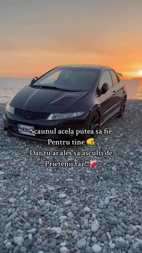 mai de grabă stau singur pe acel scaun decât cu persoana care ascultă de prietenii ei ❤️‍🩹