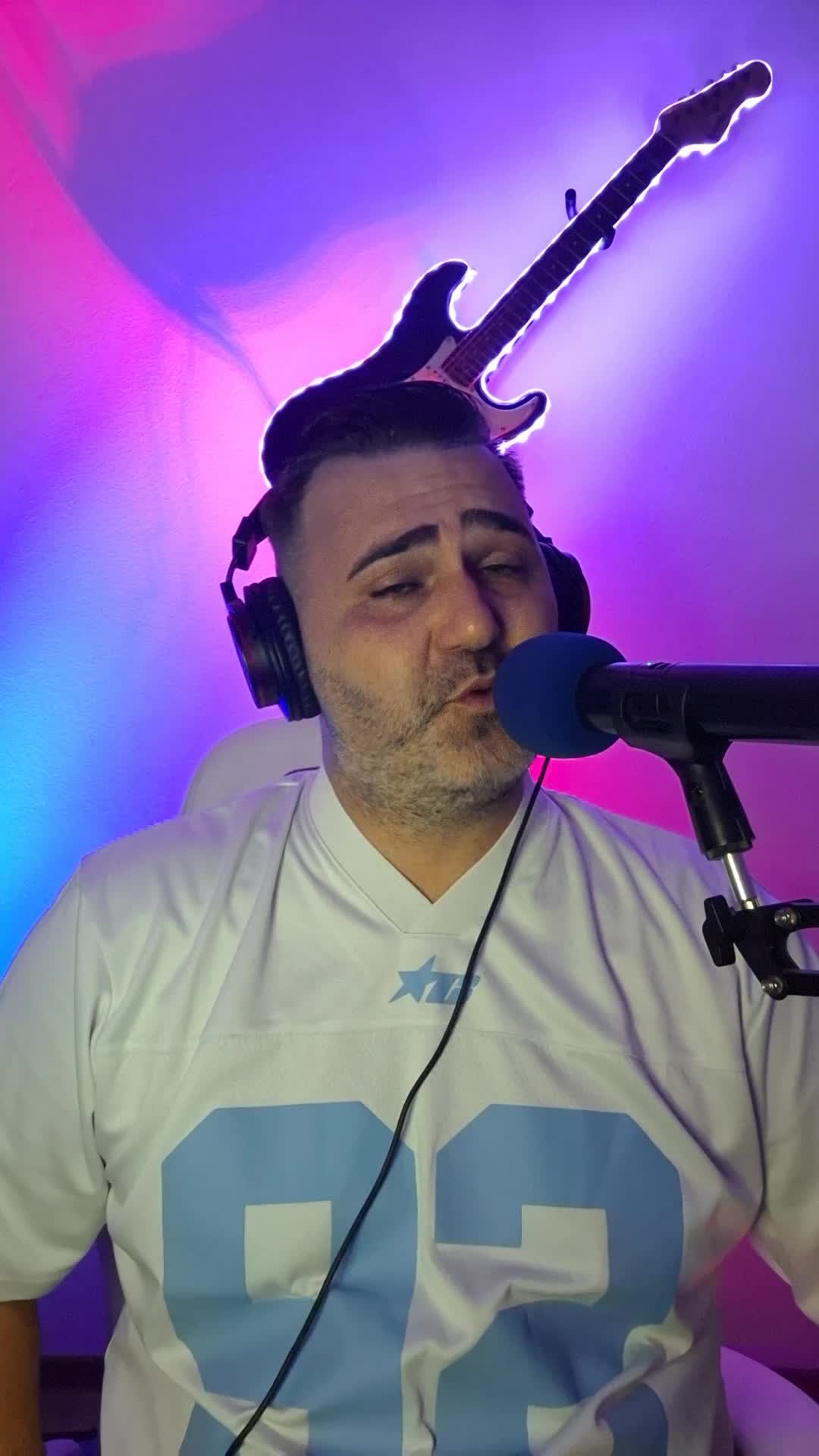 Eu sunt live hai si tu 🎼🎙💜|||{"overlays":[{"text":"Hai cu mine pe Live 🎼🎙","x":0.06759259259259265,"y":0.6608447043534764,"fontSize":26.0,"color":4294967295,"isEmoji":false}]}
