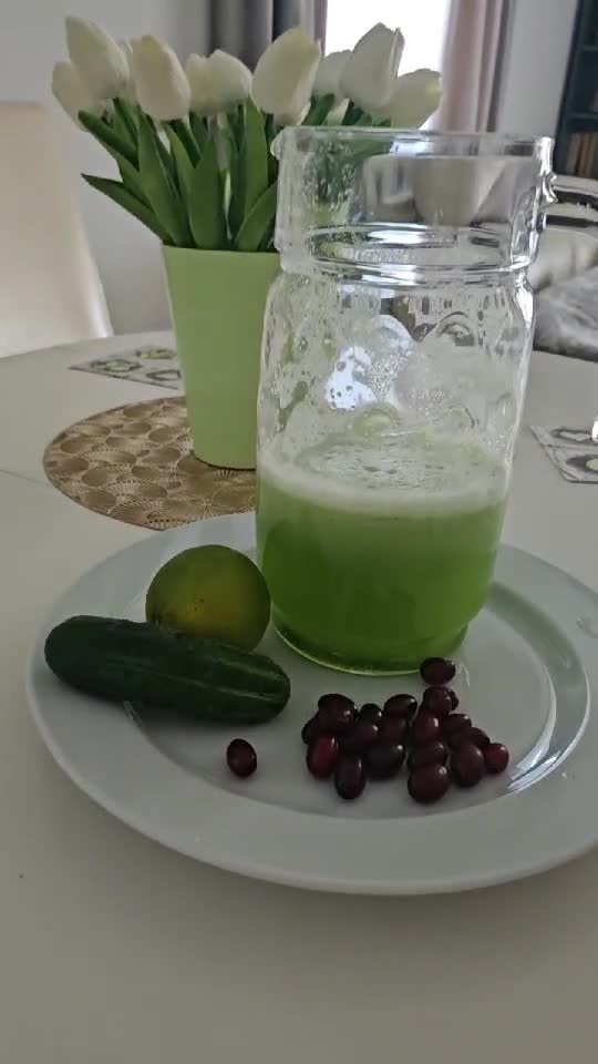 Smoothie: castravete, pătrunjel, limes:
vit A, B si C, efect antiinflamator, antioxidant si detoxifiant, ajuta parul si unghiile sa creasca mai usor