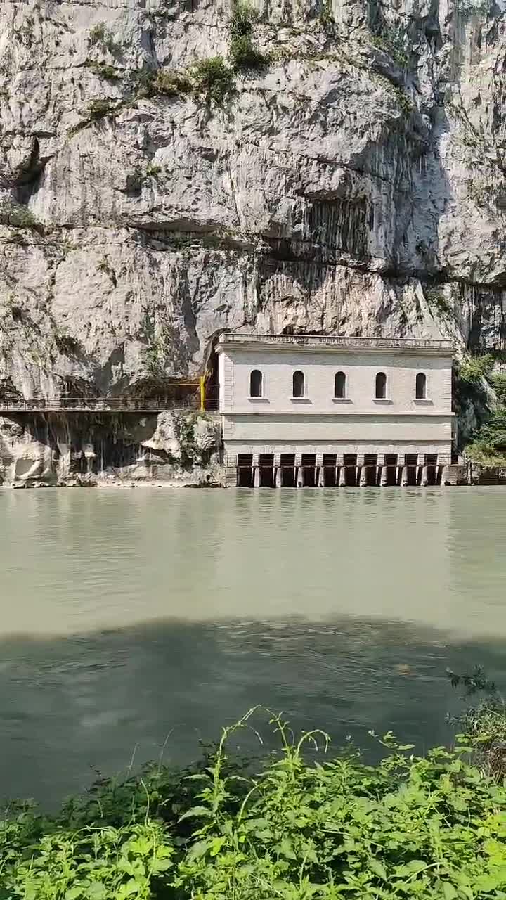 Hidrocentrala Electrică pe Râul ADIGE🏛️    âu ă  ă  ții     ări