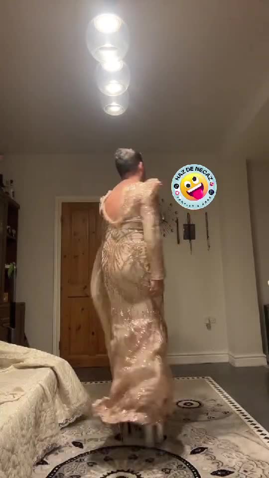 Când îi furi rochia lu mă-ta 🤪
   âzicumine