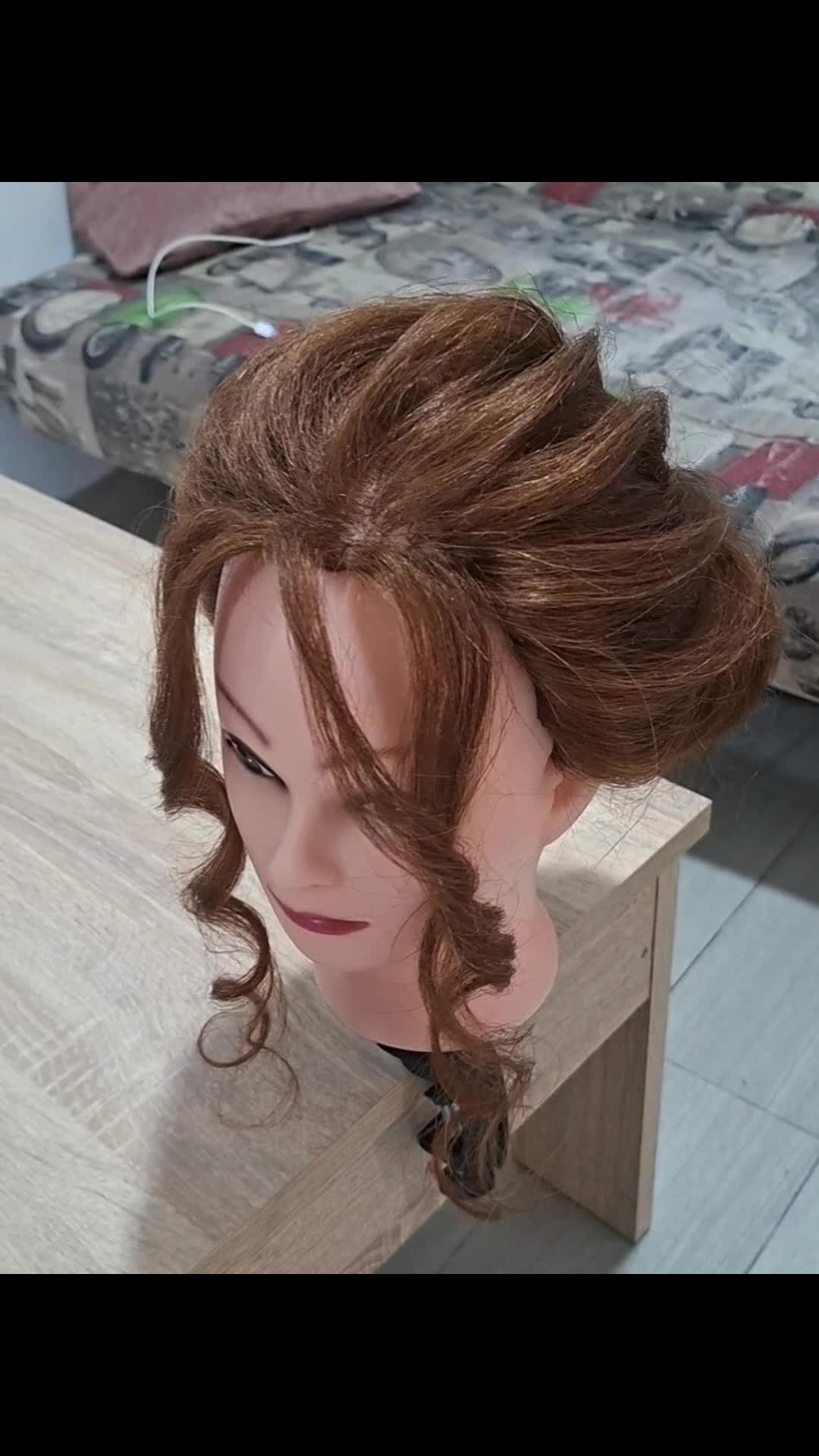 ✨ Încă un pas înainte în pasiunea mea pentru coafură! ✨
Un coc elegant, cu volum și șuvițe delicate care încadrează fața. 💇‍♀️🤎
Învăț, exersez și mă perf