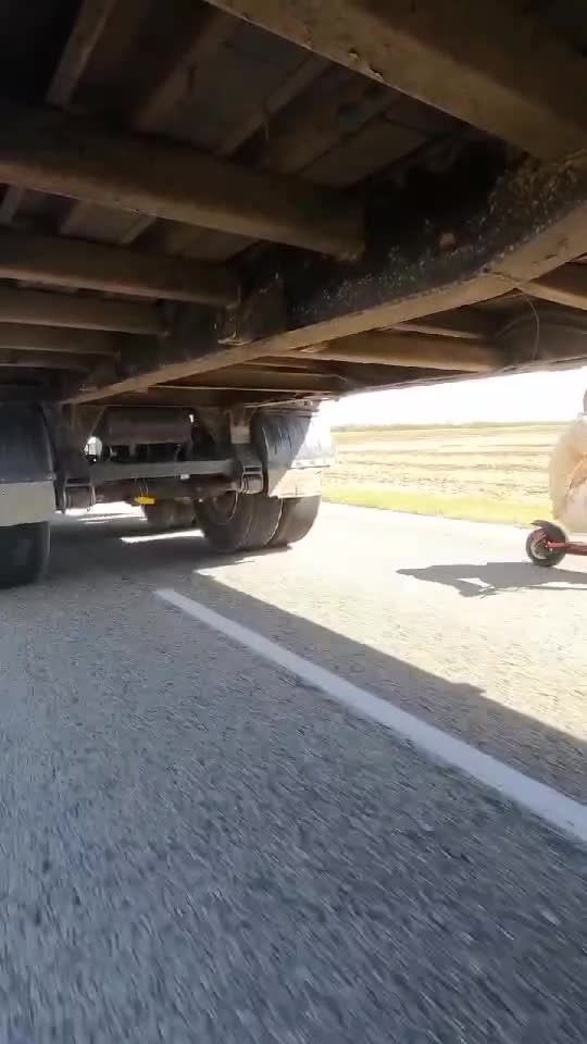 asta sa uitat mult la filmele din seria Fast and Furios 😂😂😂😂😂😂