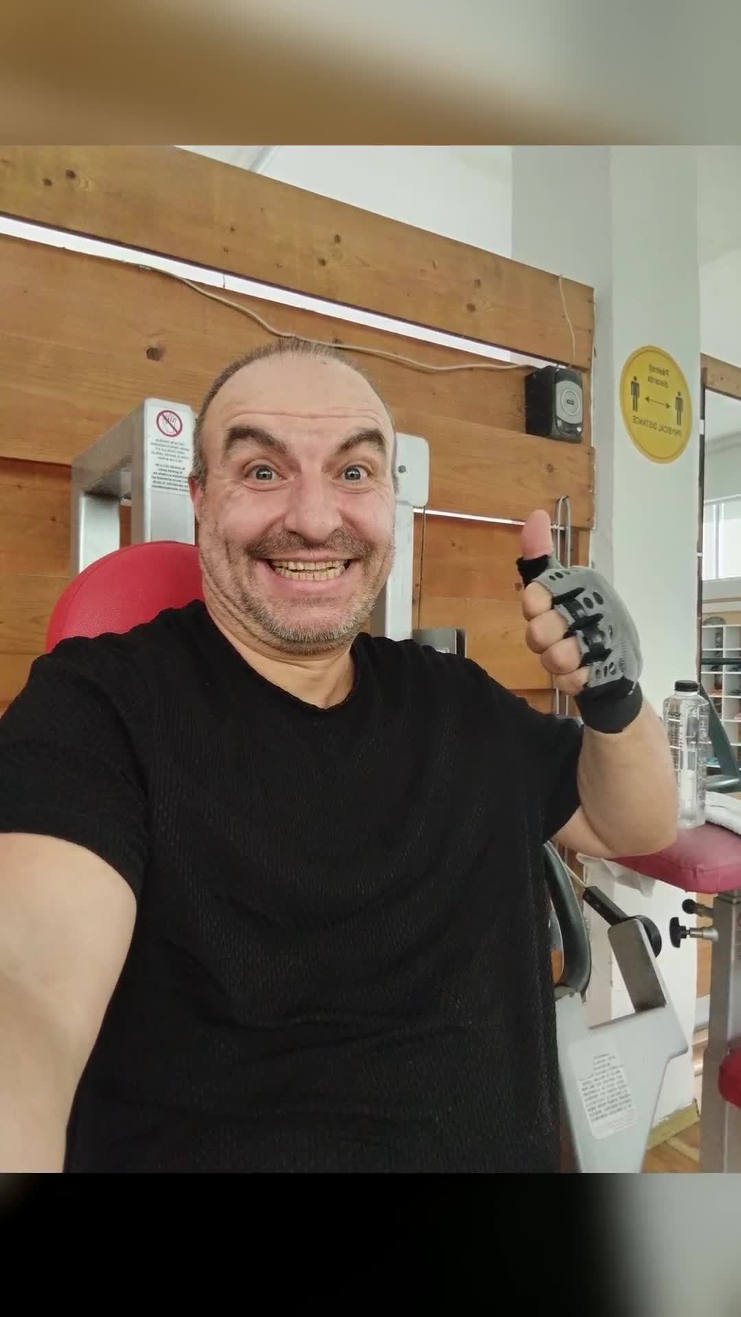 Valentin se descrie ca fiind ambițios, cu o personalitate puternică și cu încredere în propria persoană. Are și o latură narcisică, în sensul în care