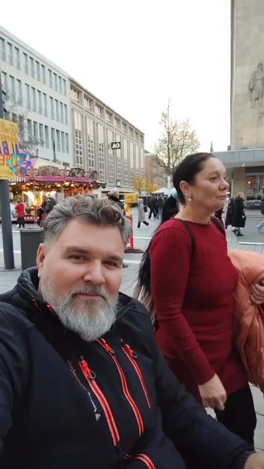soția mea cu mine la plimbare în oraș
