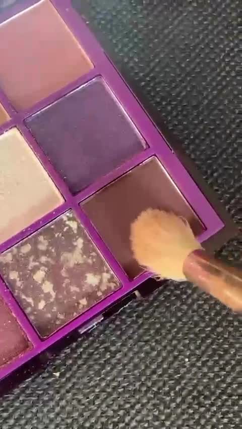Frumoasa eleganta și devreme acasă.Asta este femeia.Vin alături de voi crucea mai noua paleta de make-up. Va ofer și discount. Doar lăsati mesaj